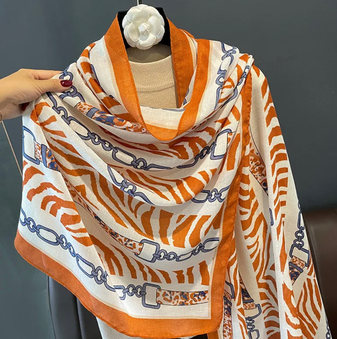 Scarf mönstrad i okra och vitt