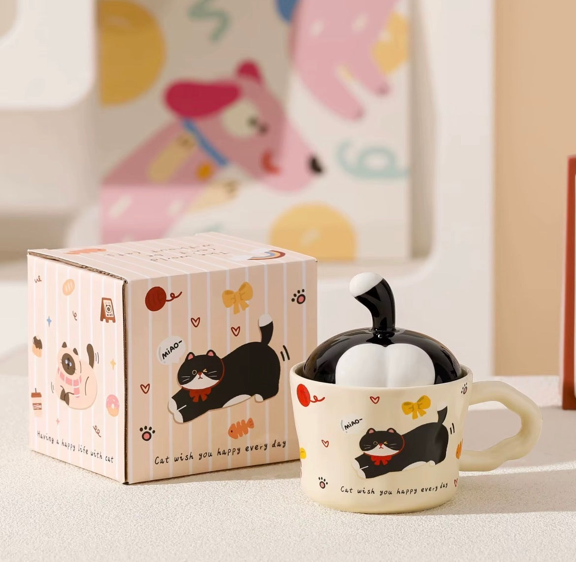 Kopp med lock med kattmotiv i keramik