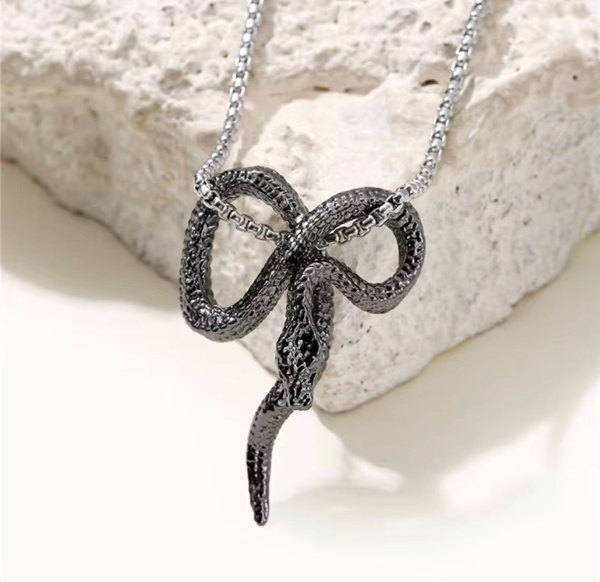 Halsband-Orm, finns i svart metall och i silver