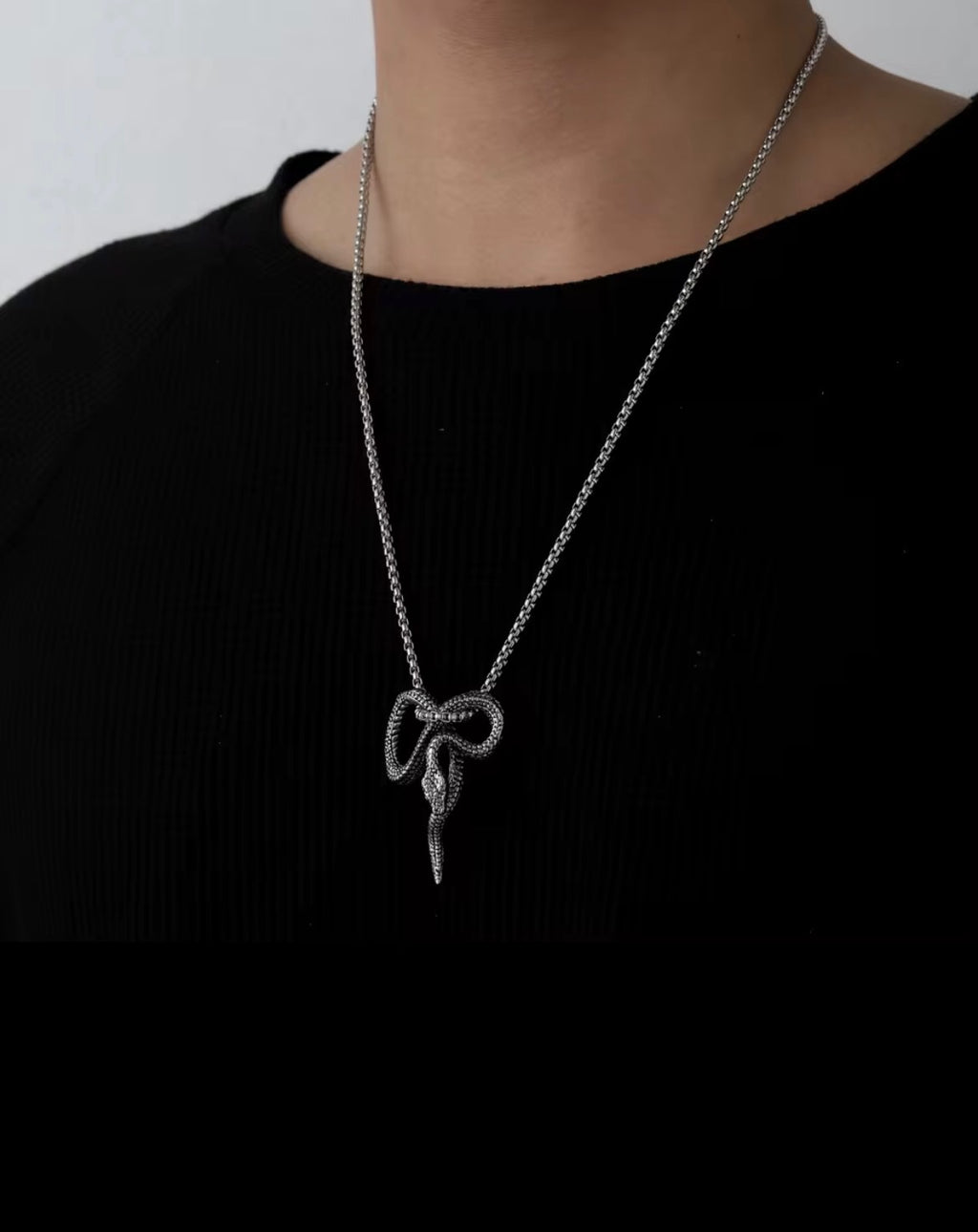 Halsband-Orm, finns i svart metall och i silver