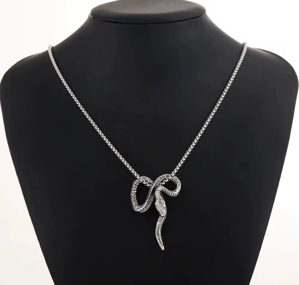 Halsband-Orm, finns i svart metall och i silver