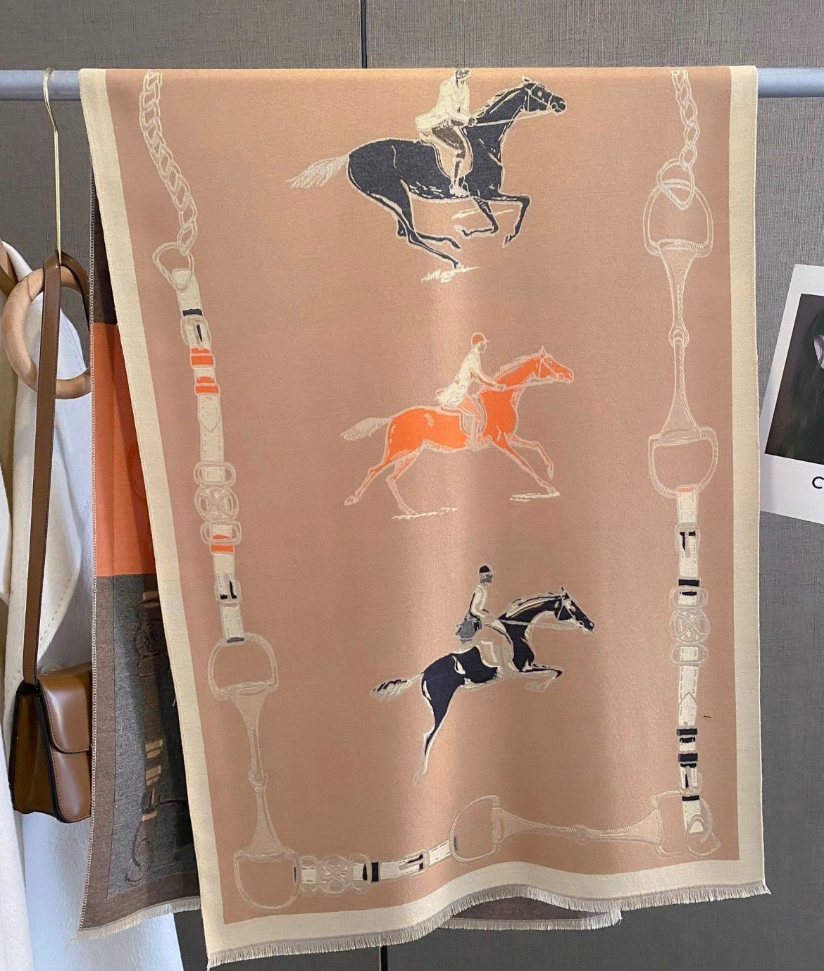 Sjal- Hästar i galopp