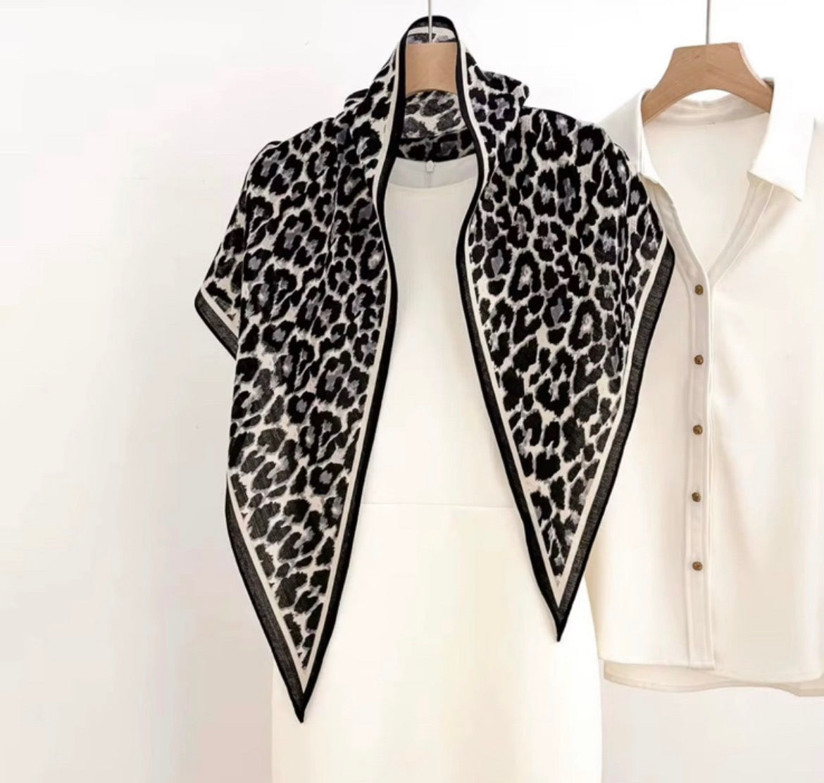 Scarves-Trekantig leopardfläckar, finns i två färger
