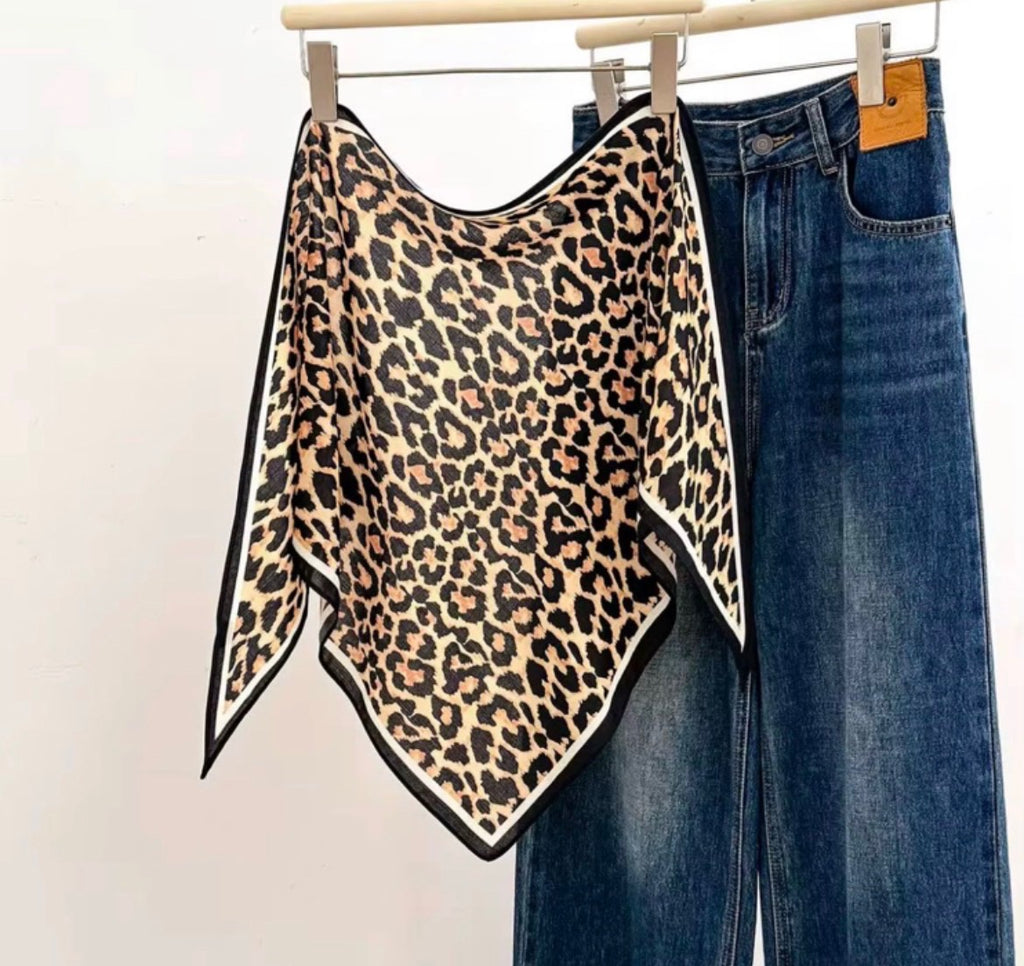 Scarves-Trekantig leopardfläckar, finns i två färger