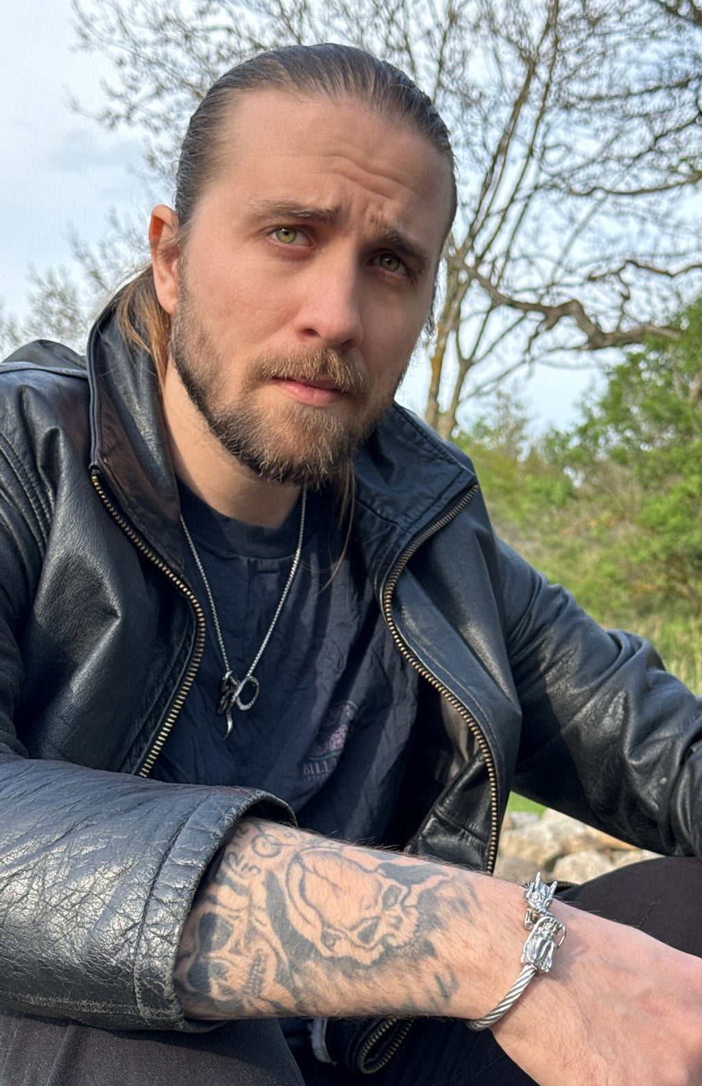 Halsband-Orm, finns i svart metall och i silver