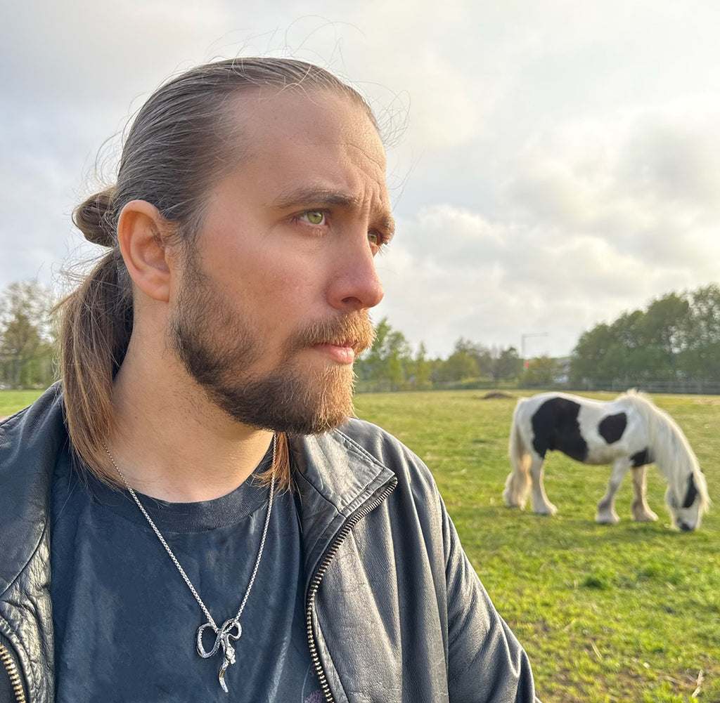 Halsband-Orm, finns i svart metall och i silver