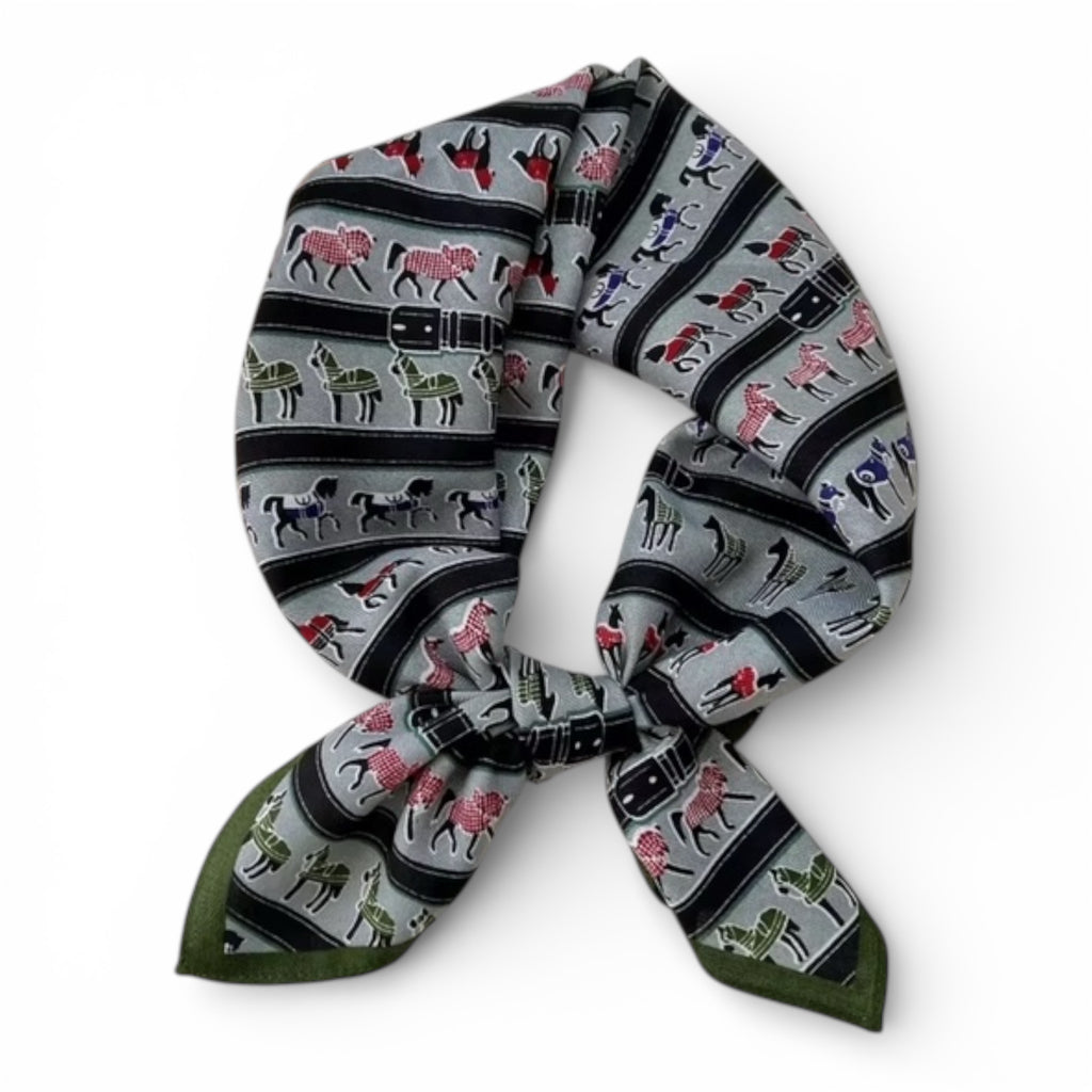 Fyrkantig scarf med hästmotiv i flera färger