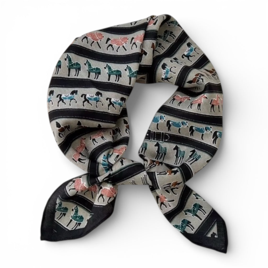 Fyrkantig scarf med hästmotiv i flera färger