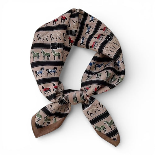 Fyrkantig scarf med hästmotiv i flera färger