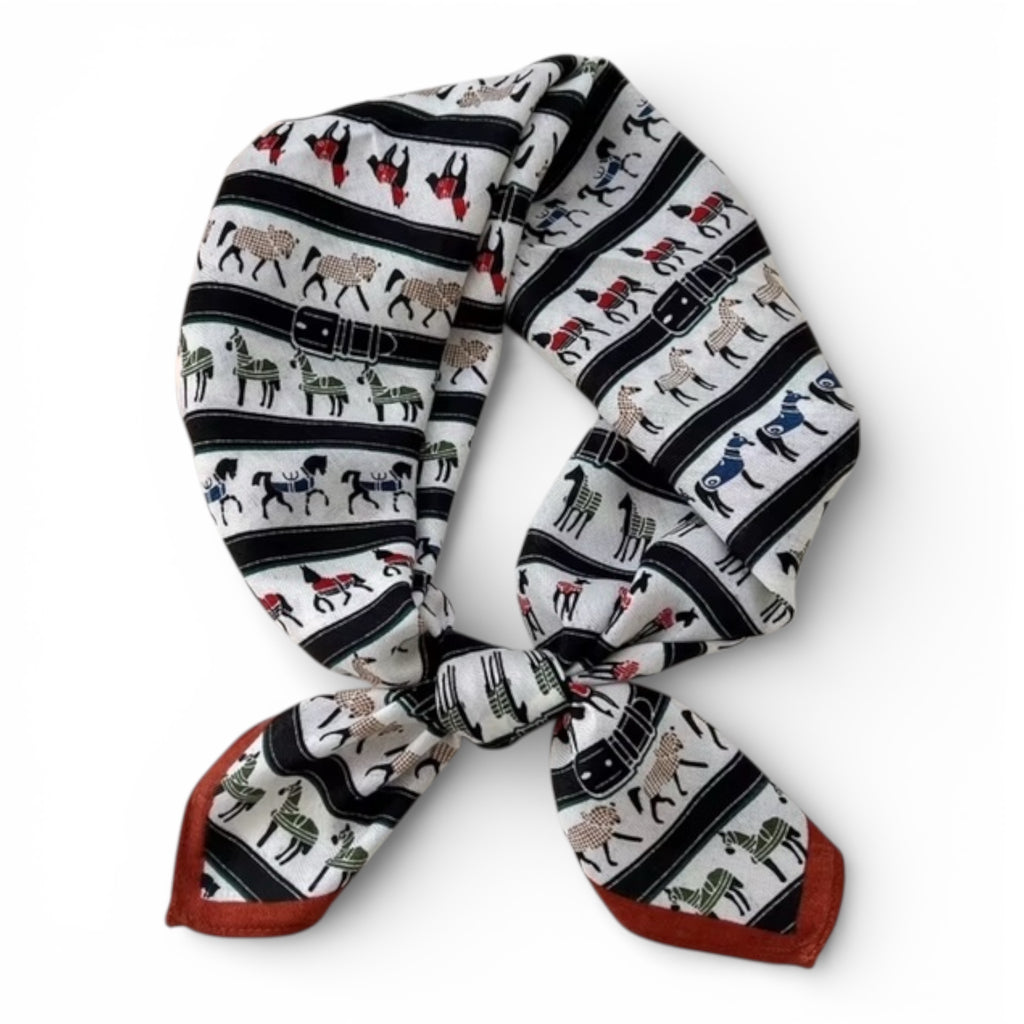 Fyrkantig scarf med hästmotiv i flera färger
