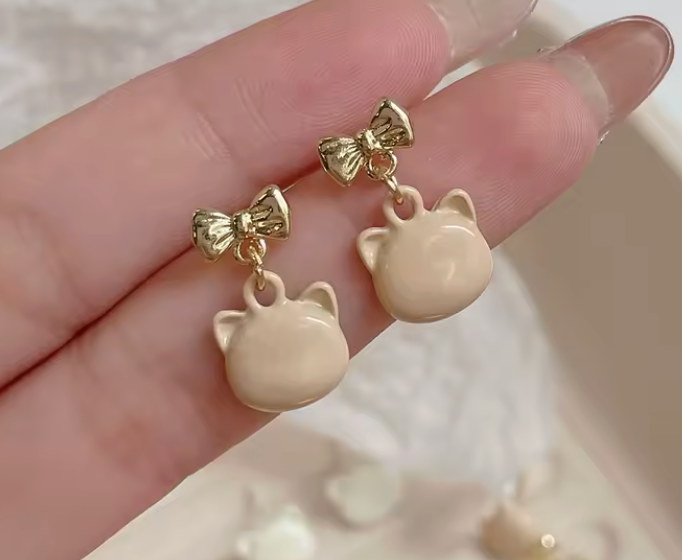 Örhängen-beige katthuvud med rosett