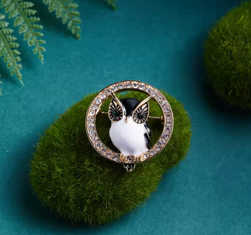 Brosch-uggla i ring
