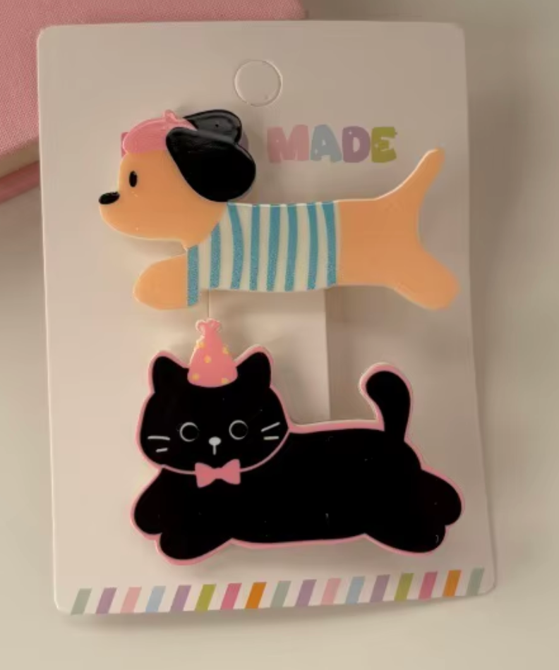 Hårklämmor-svart katt och hund