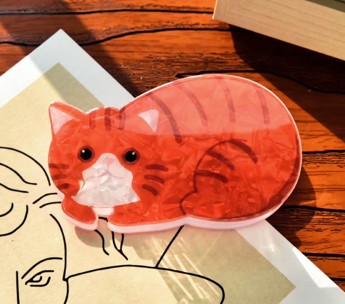 Hårspänne-katt /red