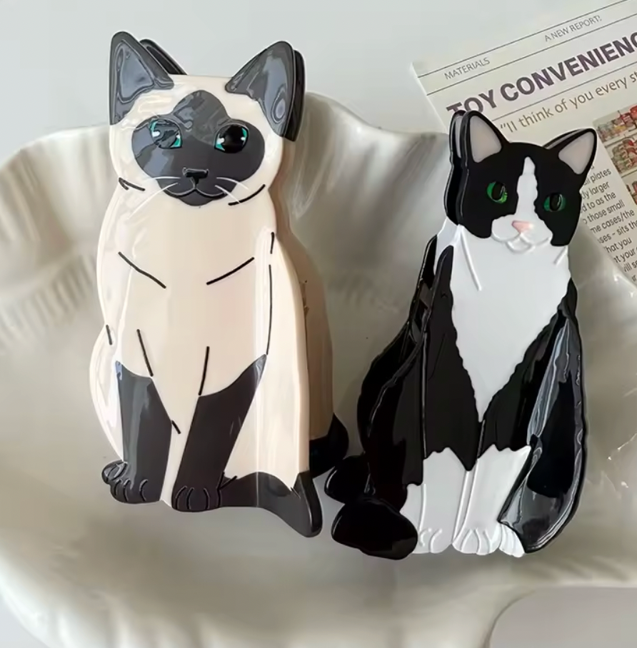 Hårklämma-sittande katt, finns i 4 olika varianter