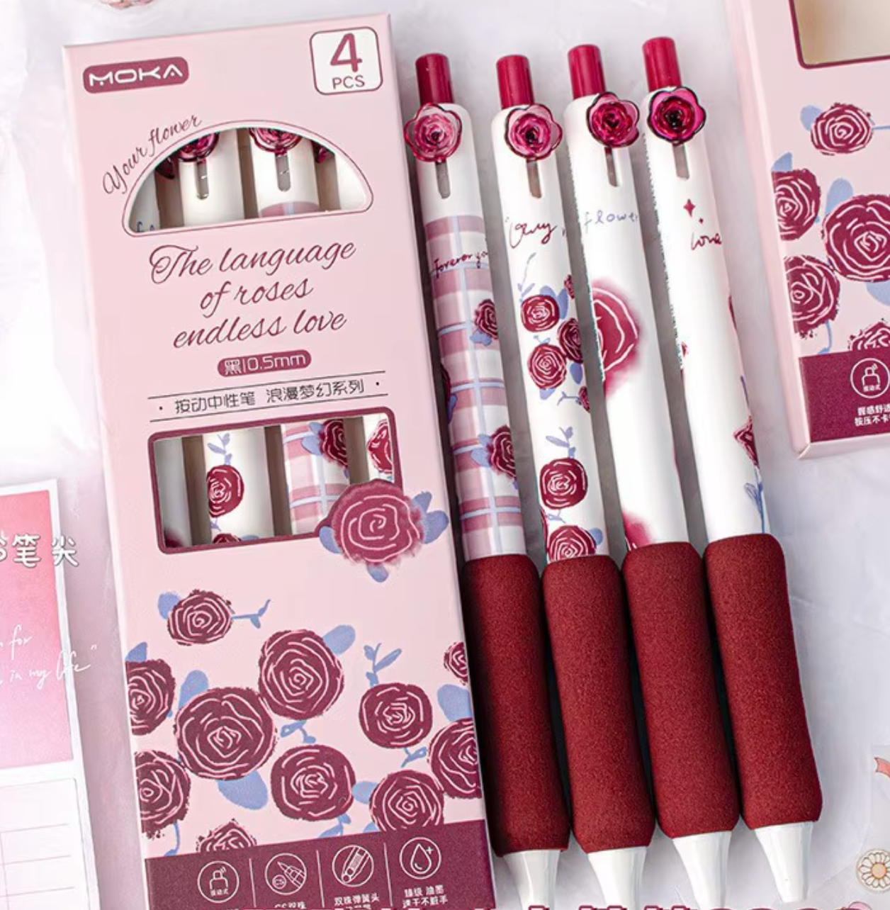 Set med 4 gelpennor, med blomstermotiv i 3 olika varianter