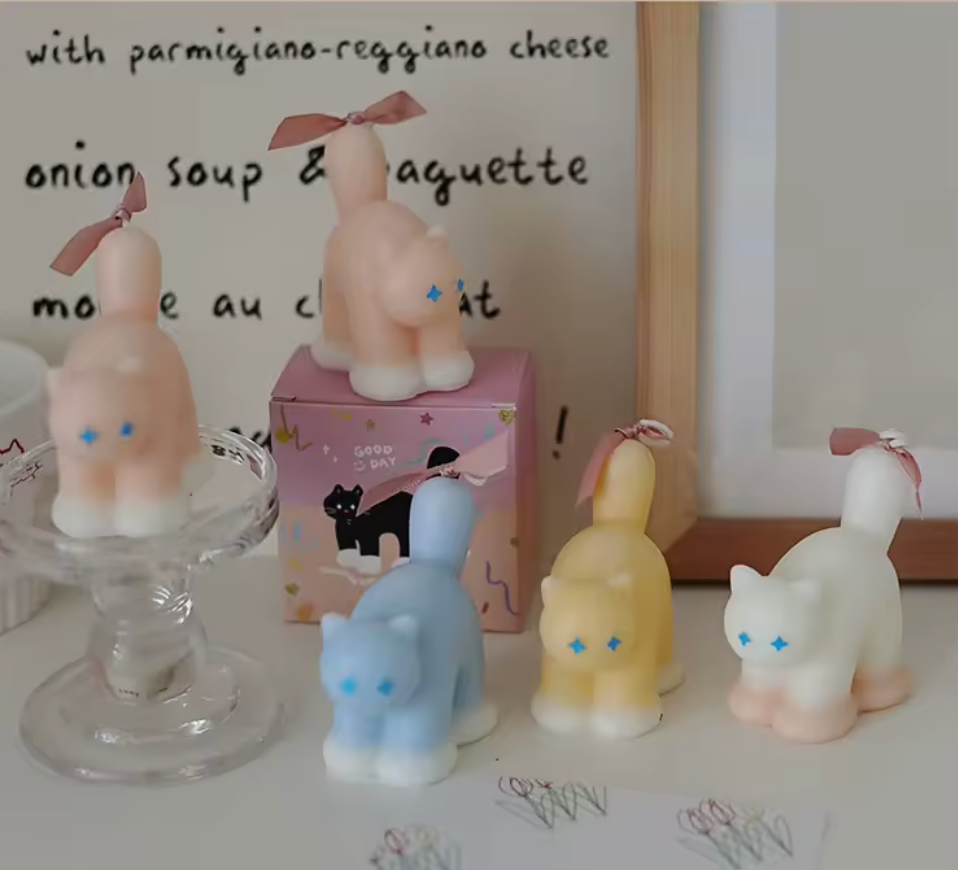 Stearinljus med doft-katt, finns i 4 olika färger