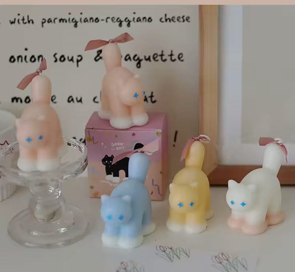 Stearinljus med doft-katt, finns i 4 olika färger