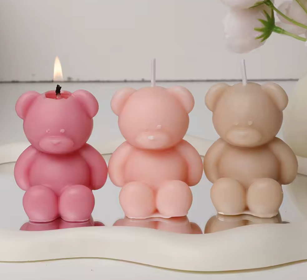 Handgjort doftljus i form av en nalle-  finns i 6 olika färger