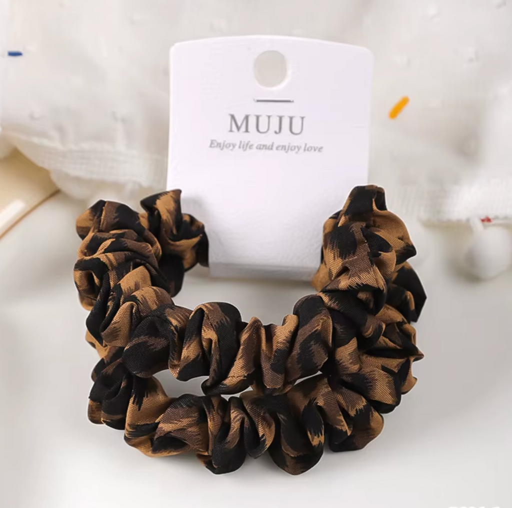Hårscrunchies- Leopard, finns i 2 varianter. Karta med 2 scrunchies
