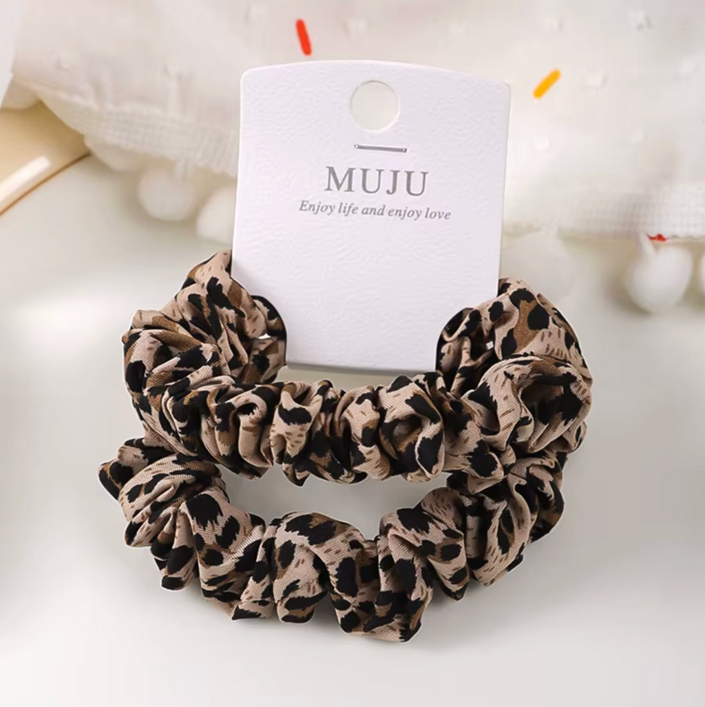 Hårscrunchies- Leopard, finns i 2 varianter. Karta med 2 scrunchies