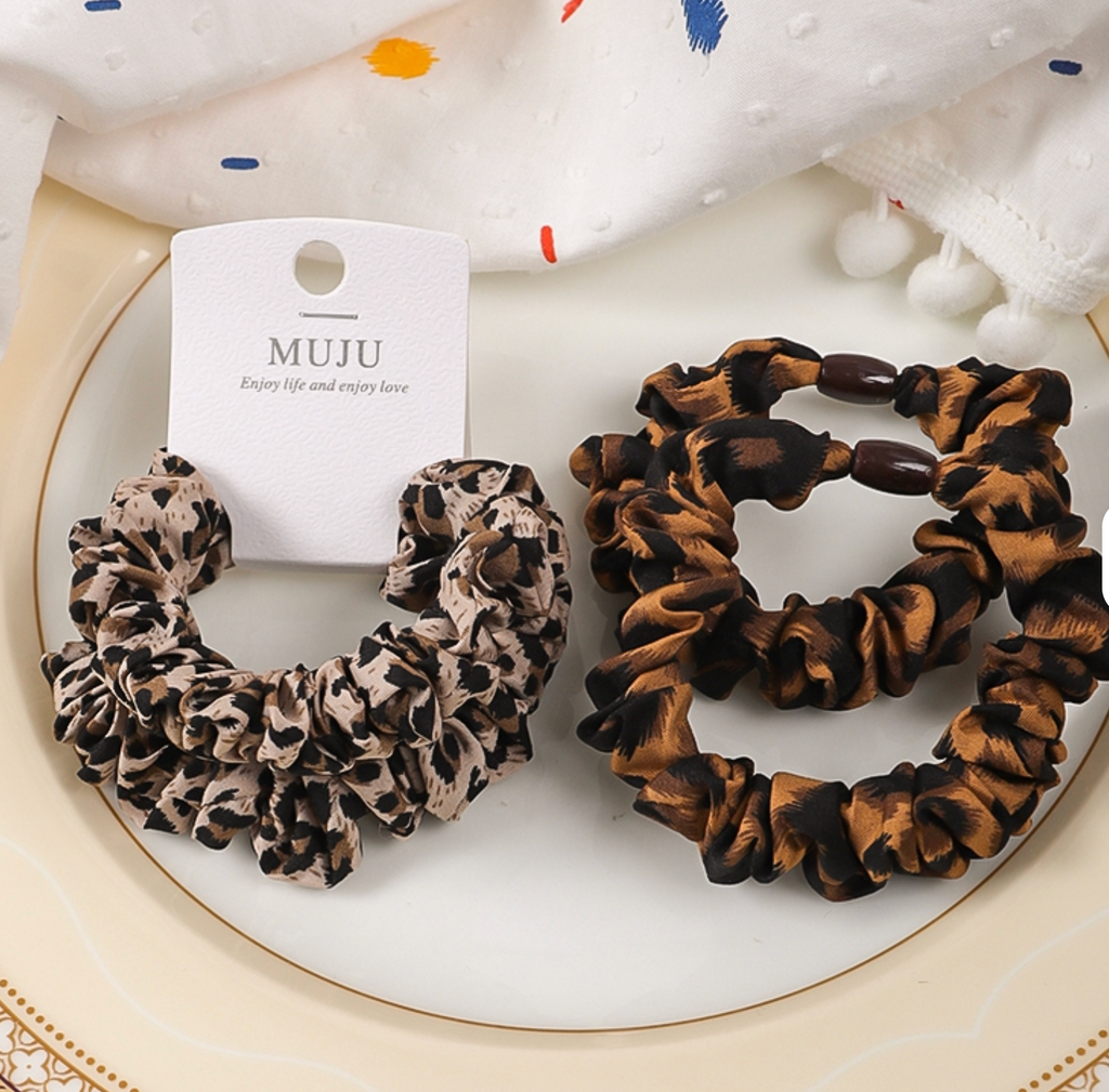Hårscrunchies- Leopard, finns i 2 varianter. Karta med 2 scrunchies