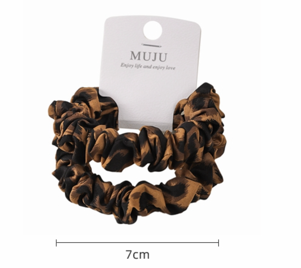 Hårscrunchies- Leopard, finns i 2 varianter. Karta med 2 scrunchies