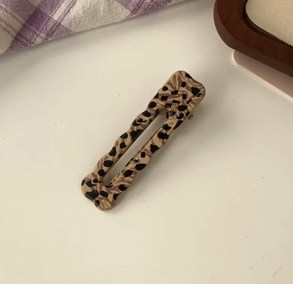 Hårklämmor- Leopard, finns i 2 varianter. Karta med 2 klämmor