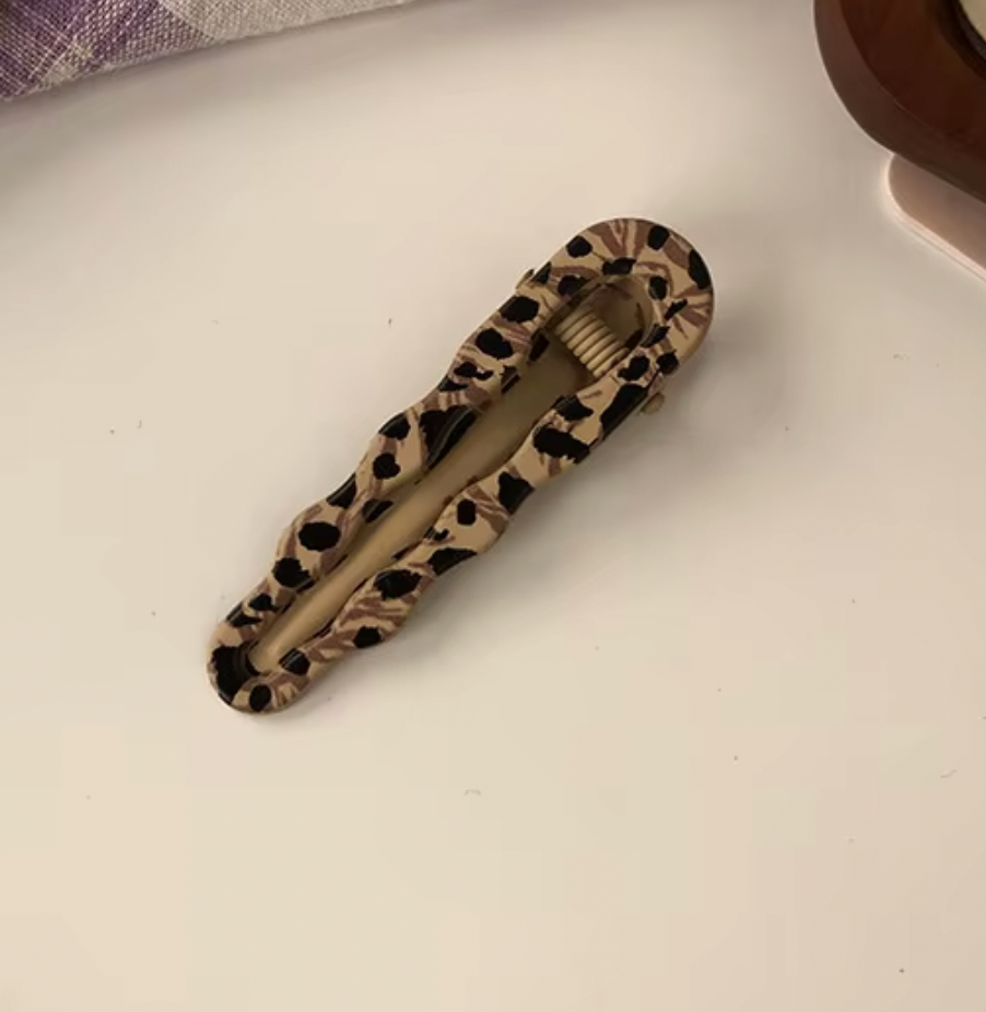 Hårklämmor- Leopard, finns i 2 varianter. Karta med 2 klämmor