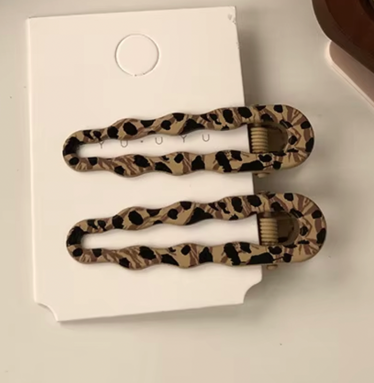 Hårklämmor- Leopard, finns i 2 varianter. Karta med 2 klämmor