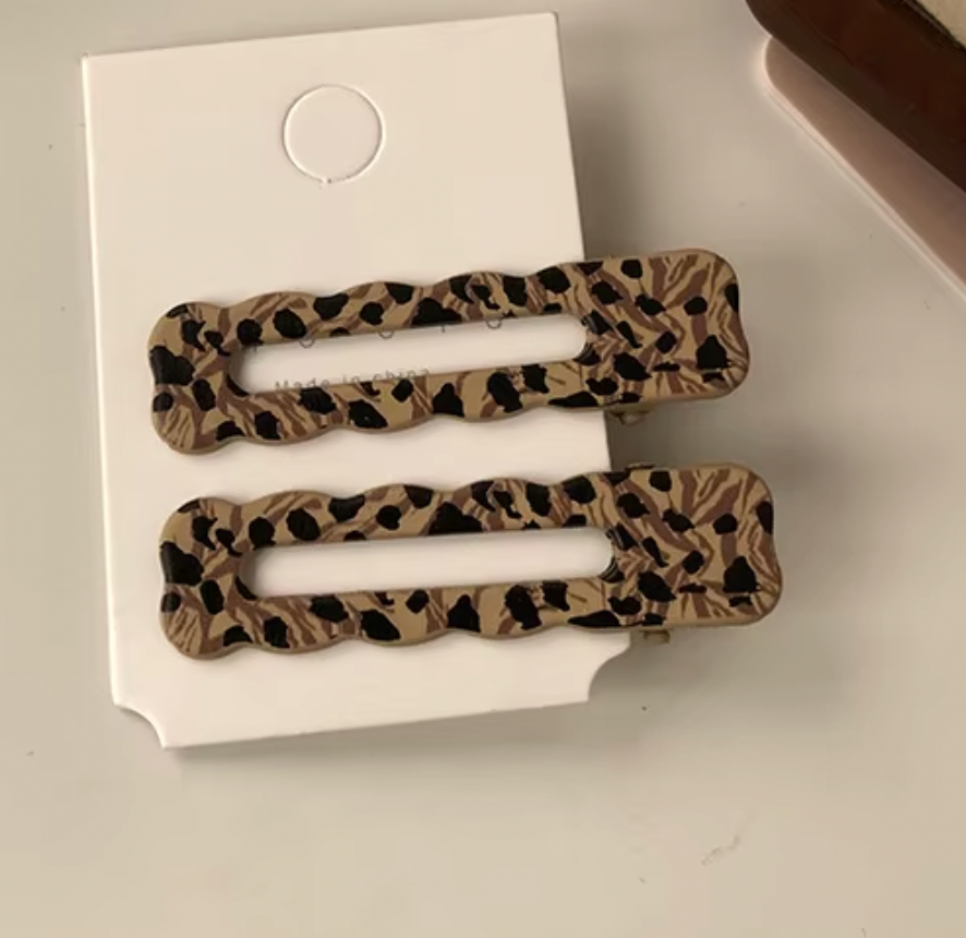 Hårklämmor- Leopard, finns i 2 varianter. Karta med 2 klämmor