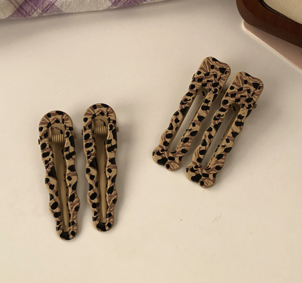 Hårklämmor- Leopard, finns i 2 varianter. Karta med 2 klämmor