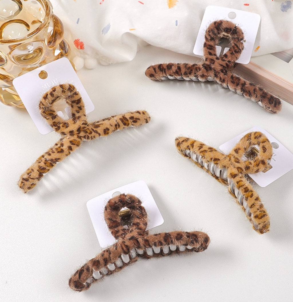 Hårklämma- Fuskpäls leopard, finns i 2 nyanser och i 2 storlekar