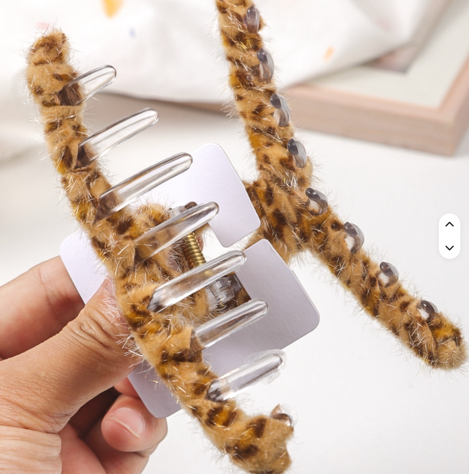 Hårklämma- Fuskpäls leopard, finns i 2 nyanser och i 2 storlekar
