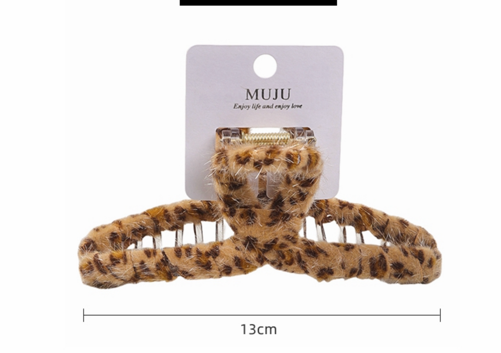 Hårklämma- Fuskpäls leopard, finns i 2 nyanser och i 2 storlekar