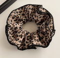 Stora 16 cm hårscrunchies- Leopard, finns i 2 varianter.