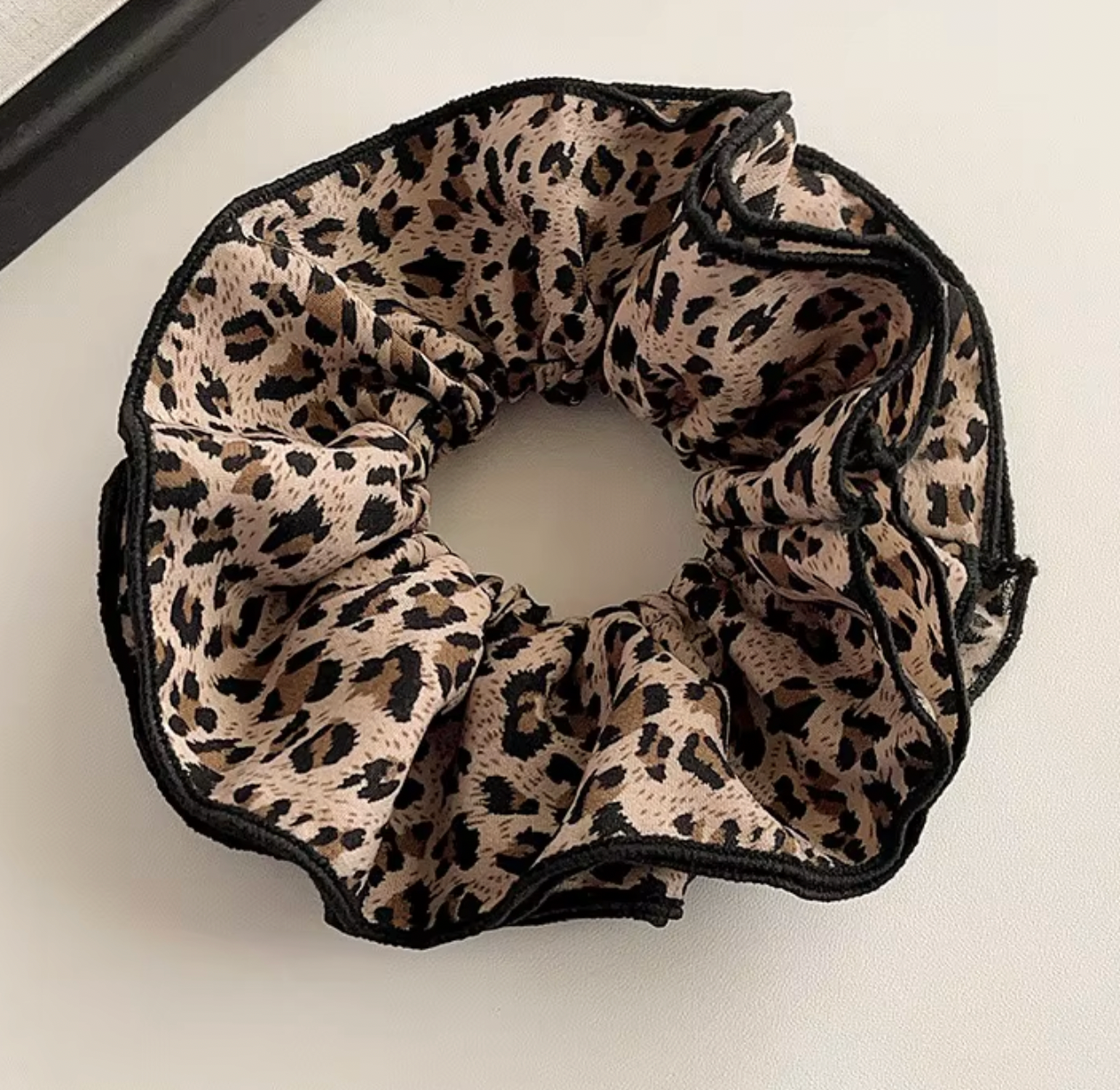 Stora 16 cm hårscrunchies- Leopard, finns i 2 varianter.