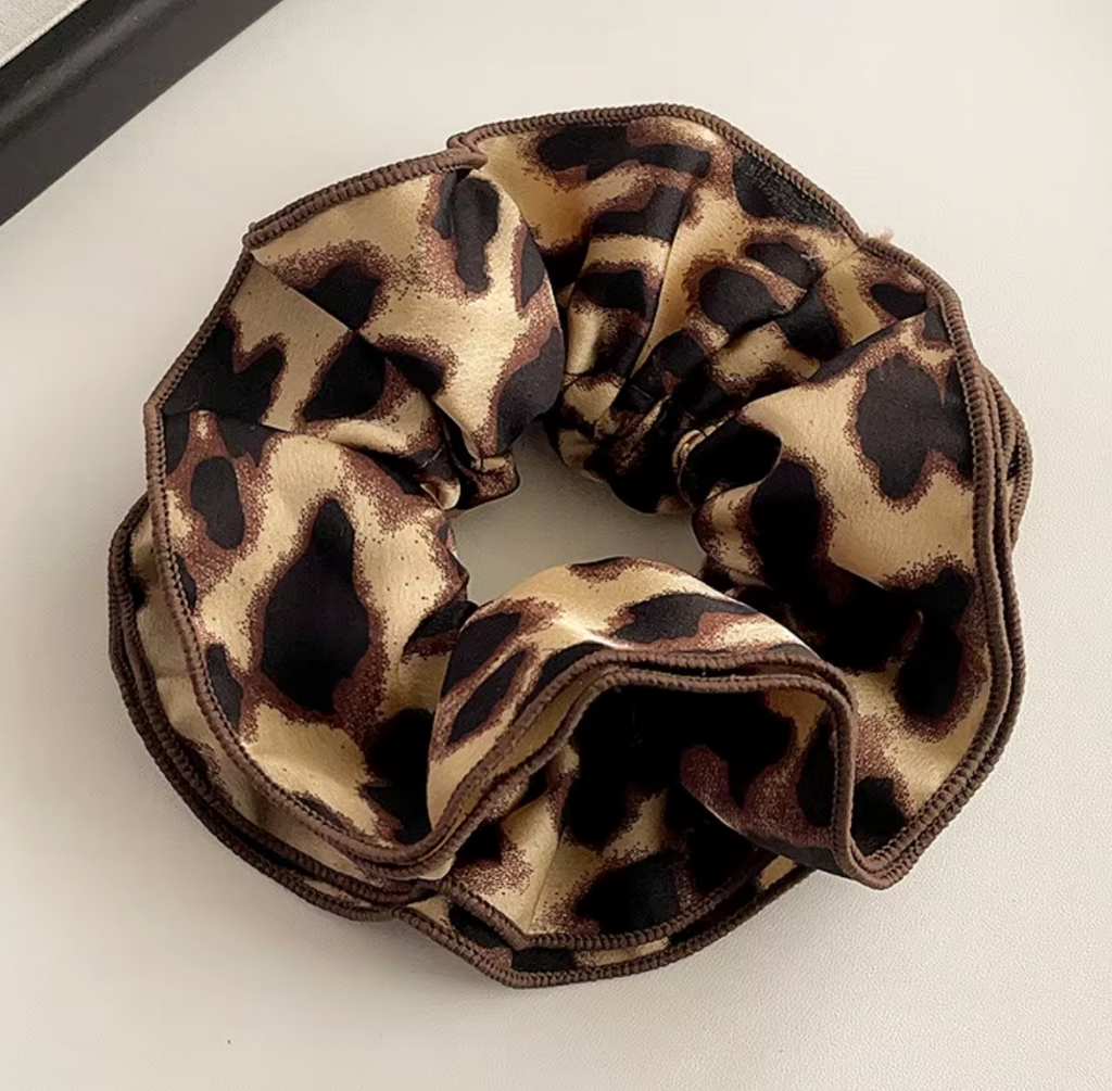 Stora 16 cm hårscrunchies- Leopard, finns i 2 varianter.