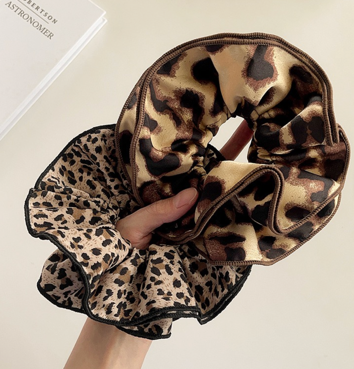 Stora 16 cm hårscrunchies- Leopard, finns i 2 varianter.