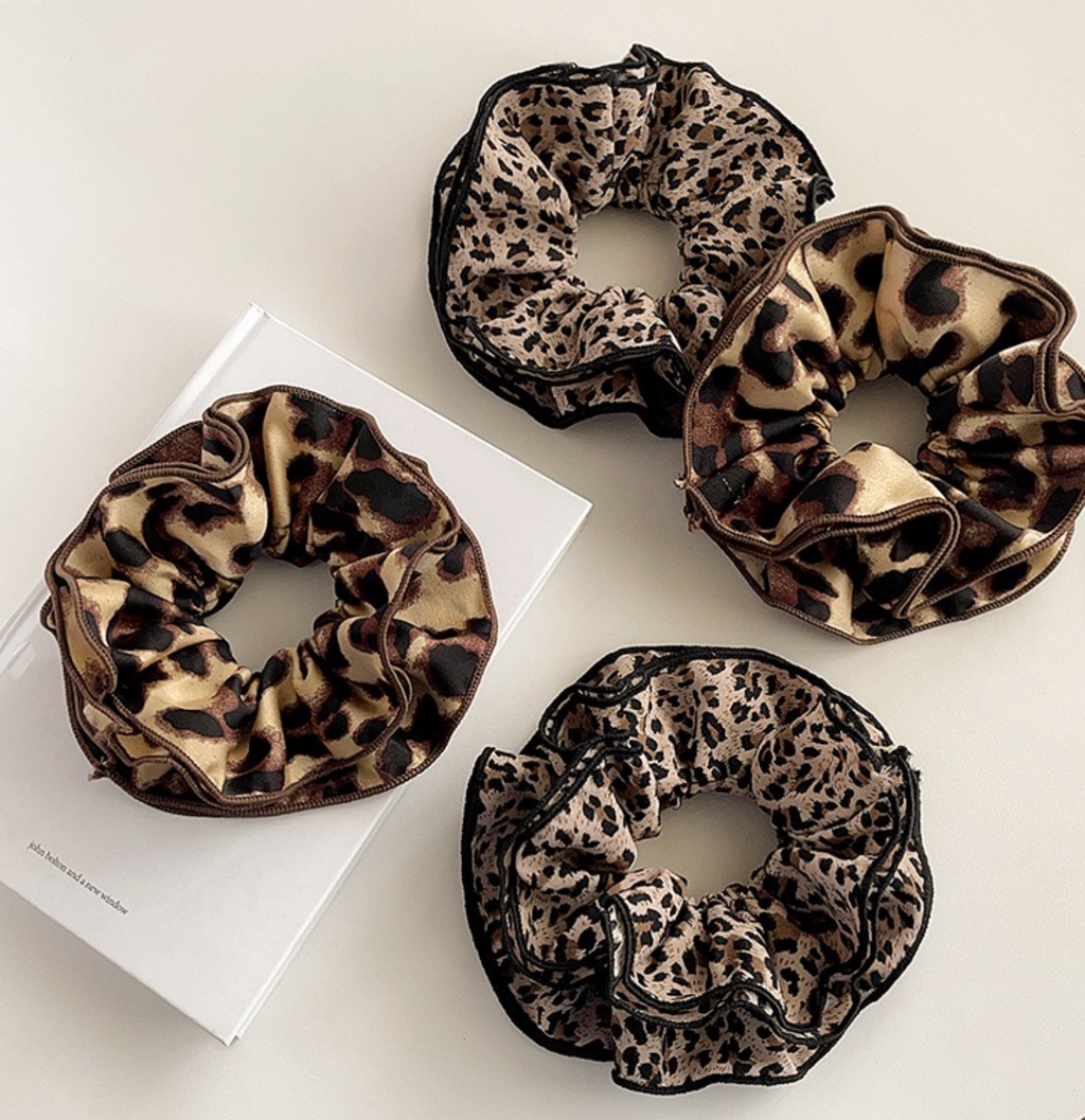Stora 16 cm hårscrunchies- Leopard, finns i 2 varianter.
