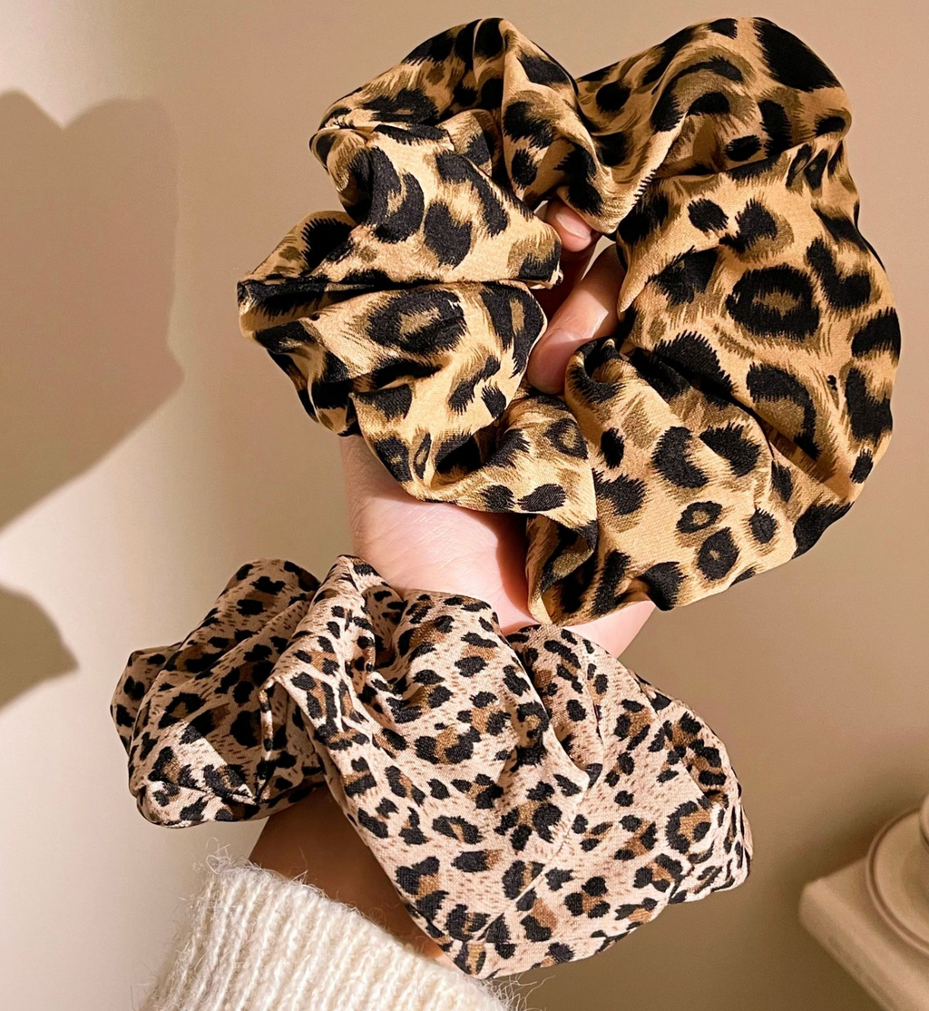 Stora 16 cm hårscrunchies- Leopard, finns i 2 varianter.