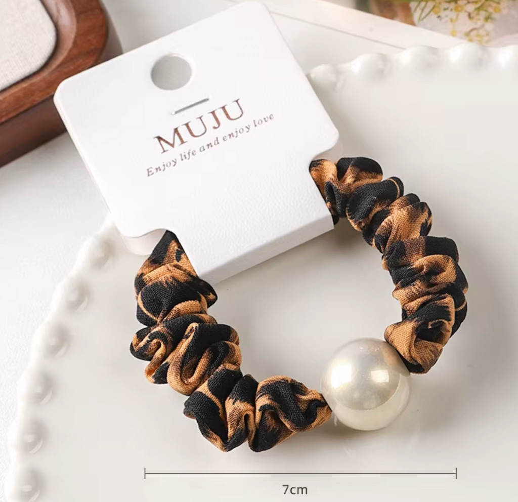 Hårscrunchies- Leopard, med pärla finns i 4 varianter.