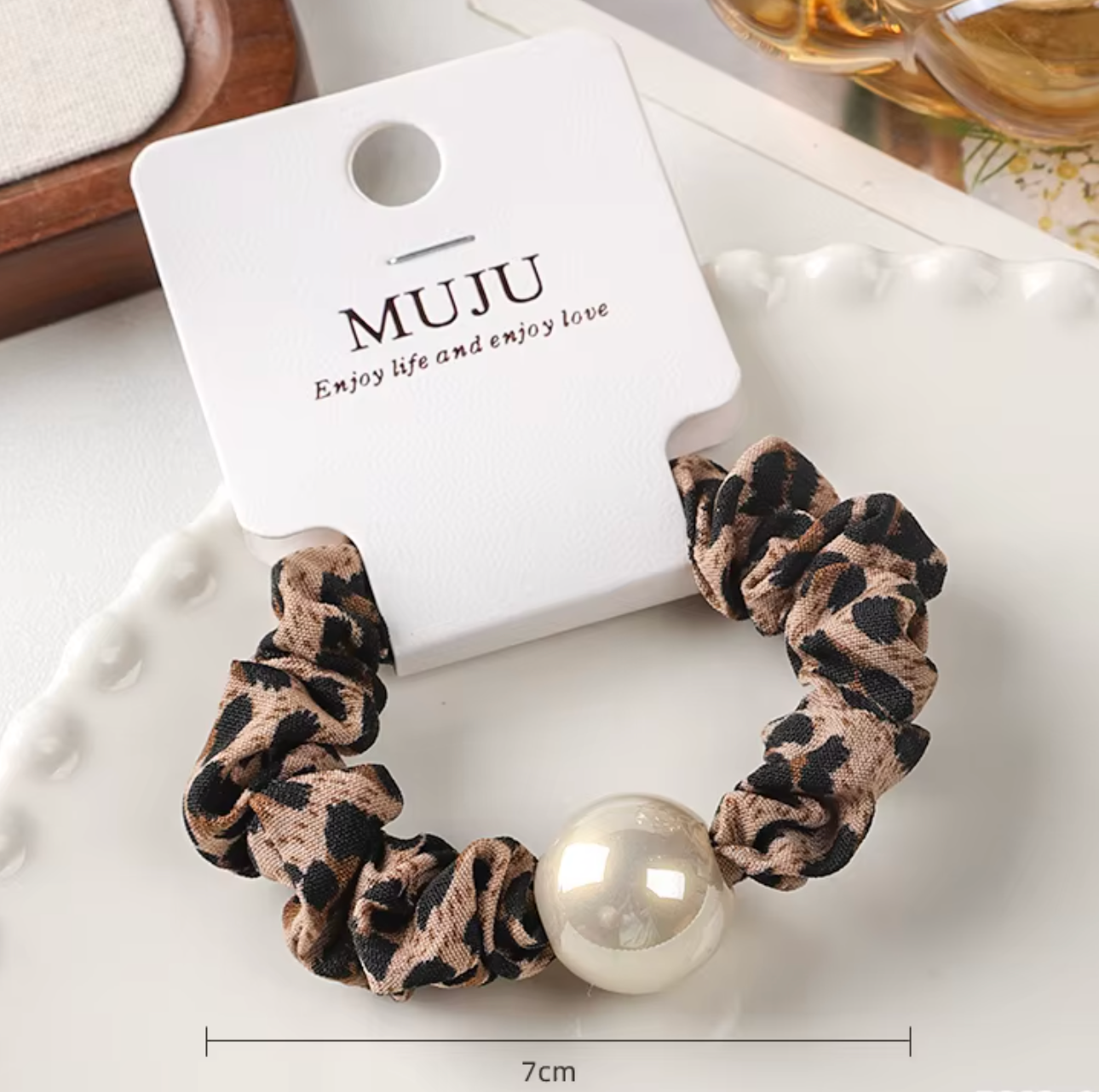 Hårscrunchies- Leopard, med pärla finns i 4 varianter.
