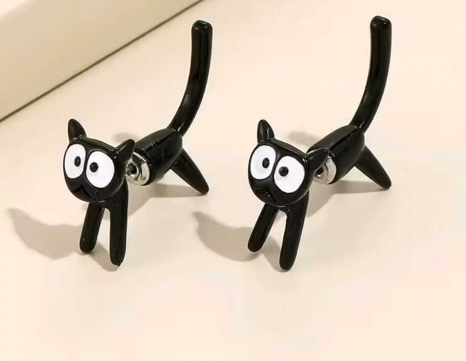 Örhängen-svart katt