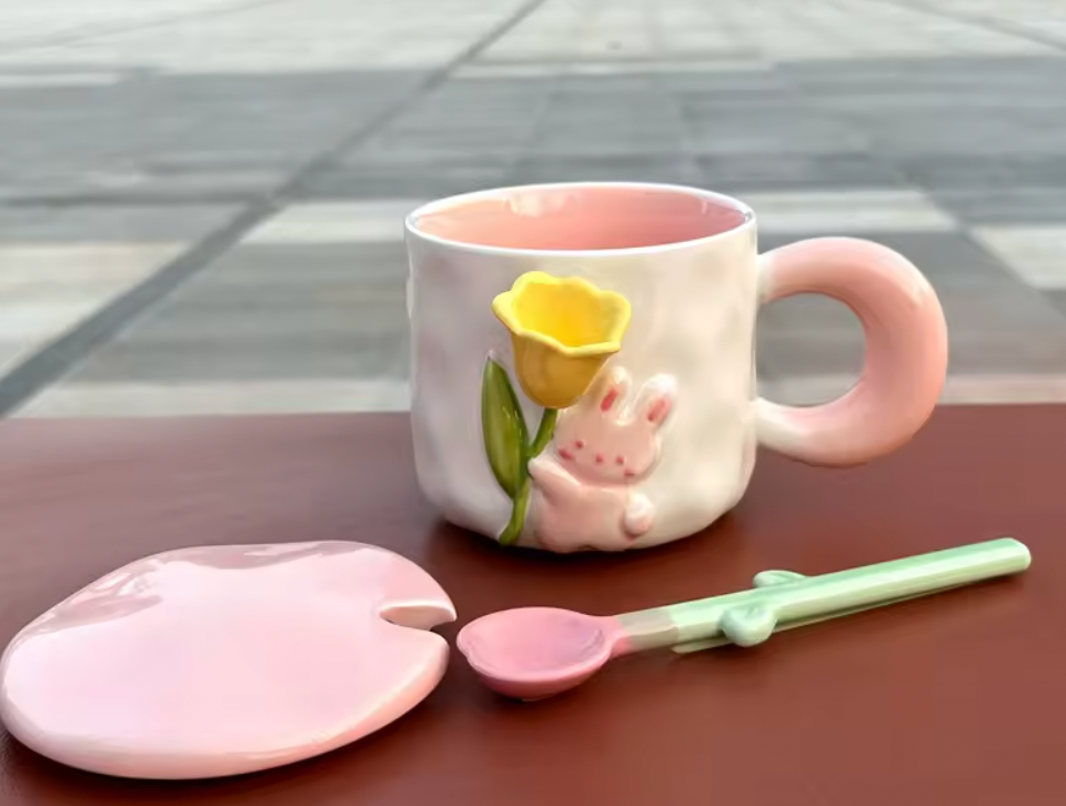 Kopp -kanin med blomma, finns i rosa och ljusblå