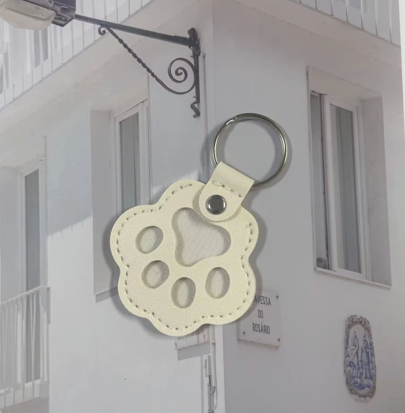 Nyckelring med plats för en tuss av ditt husdjurs päls-finns i 15 färger