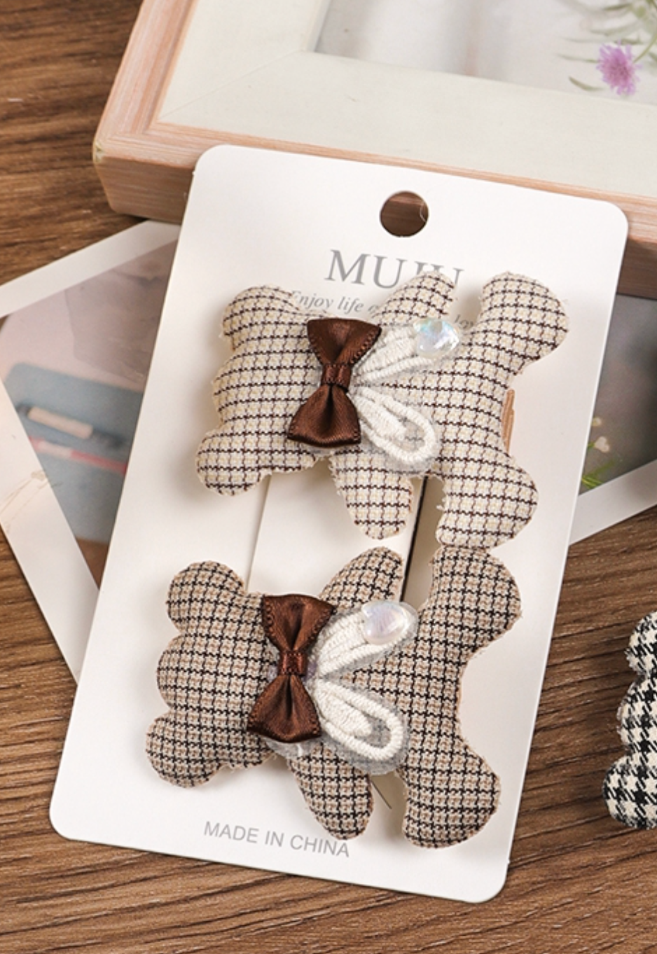 Hårklämmor i tyg- Nallar, finns i 2 varianter. Karta med 2 klämmor