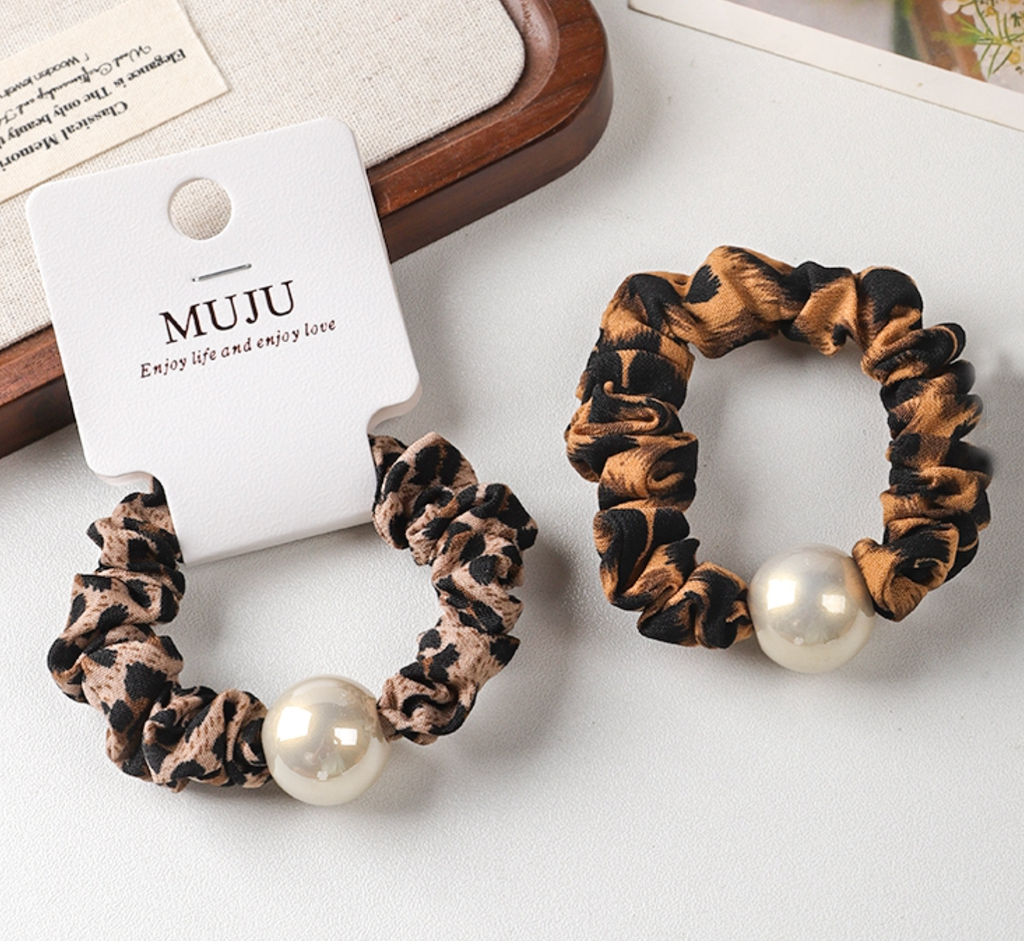 Hårscrunchies- Leopard, med pärla finns i 4 varianter.