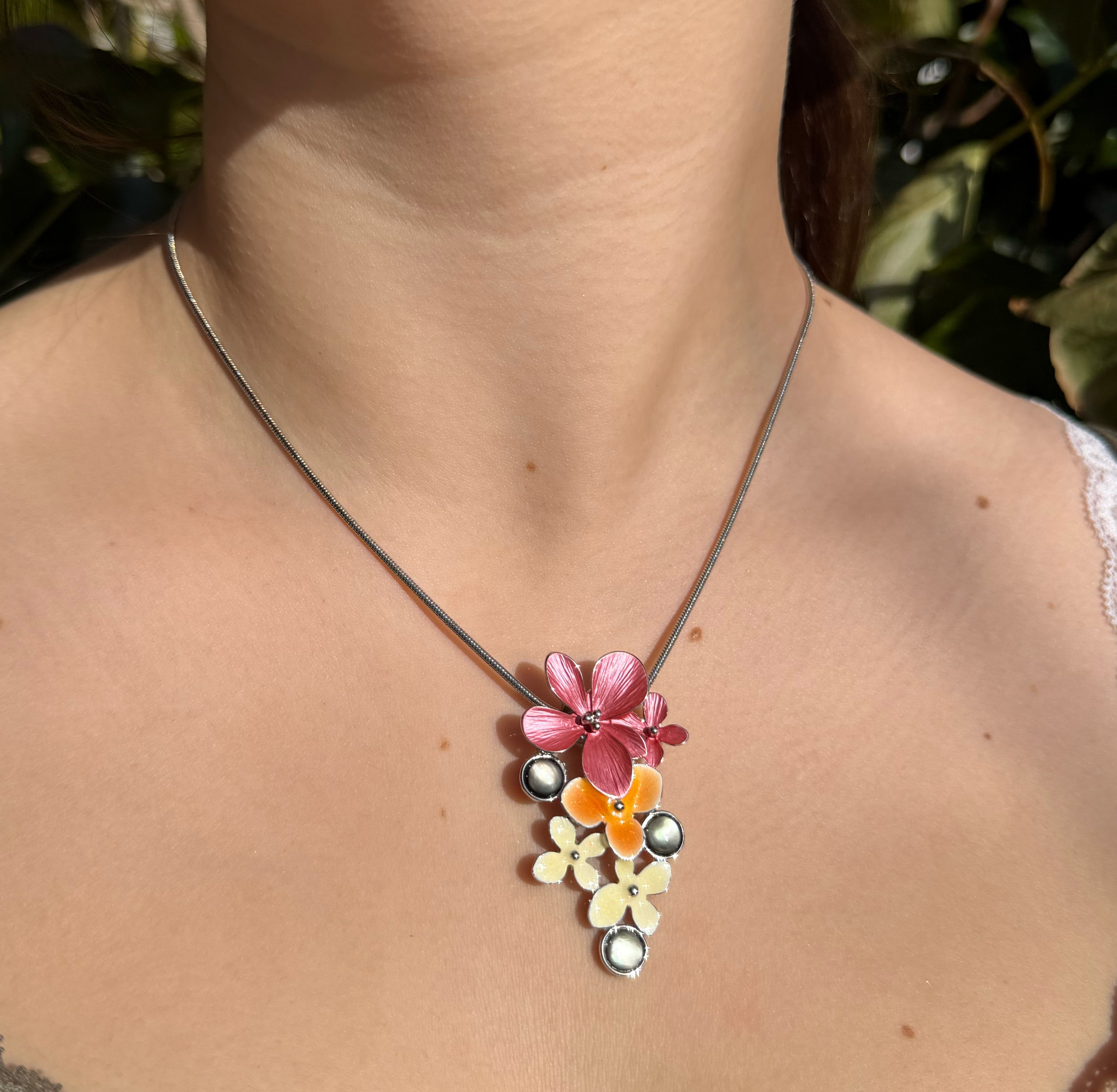 Halsband med blommor i rosa och vanilj
