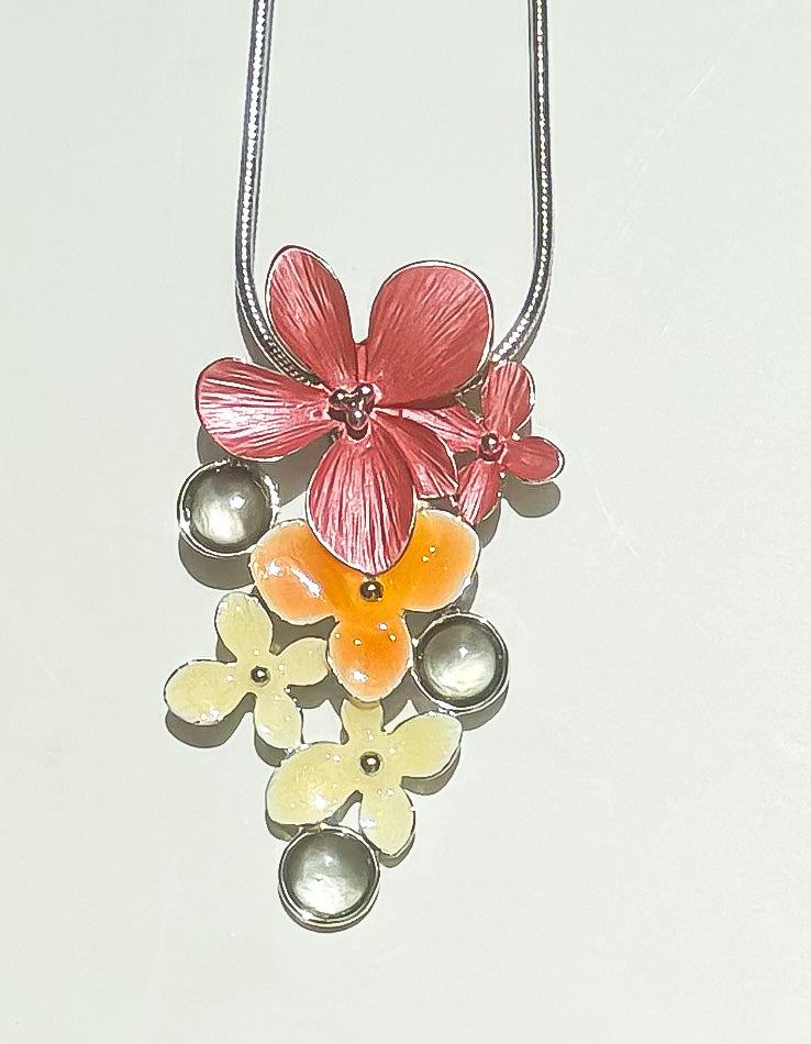 Halsband med blommor i rosa och vanilj